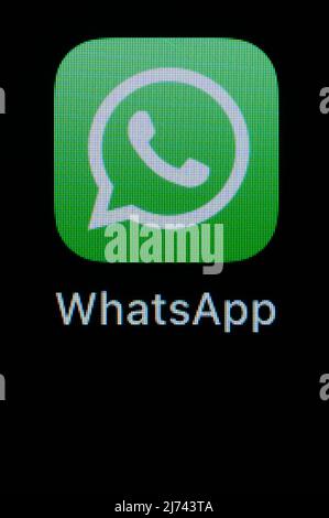 05. Mai 2022, Baden-Württemberg, Rottweil: Die App WhatsApp ist auf dem Display eines iPhone SE zu sehen. Foto: Silas Stein/dpa Stockfoto