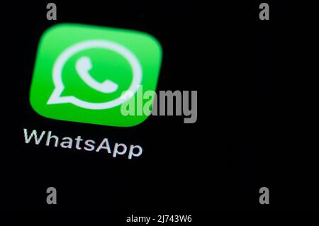 05. Mai 2022, Baden-Württemberg, Rottweil: Die App WhatsApp ist auf dem Display eines iPhone SE zu sehen. Foto: Silas Stein/dpa Stockfoto