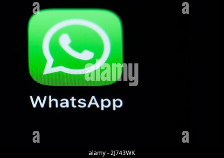 05. Mai 2022, Baden-Württemberg, Rottweil: Die App WhatsApp ist auf dem Display eines iPhone SE zu sehen. Foto: Silas Stein/dpa Stockfoto