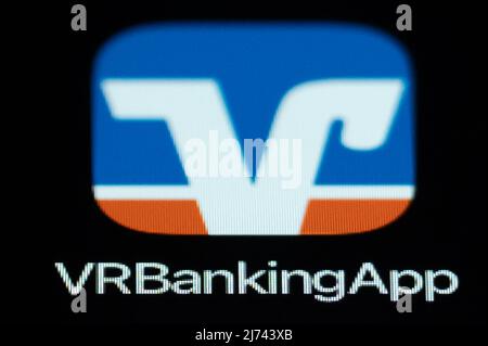 05. Mai 2022, Baden-Württemberg, Rottweil: Die App der Volksbank ist auf dem Display eines iPhone SE zu sehen. Foto: Silas Stein/dpa Stockfoto