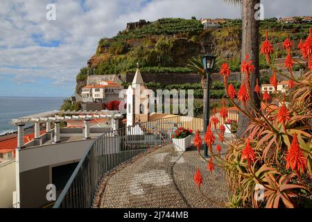 Die historische Altstadt von Ponta do Sol, gelegen an der Südküste der Insel Madeira, Portugal, mit Ingreja Nossa Senhora da Luz (Unsere Liebe Frau des Lichts Stockfoto