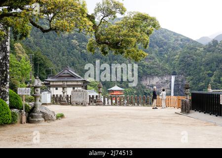 wakayama, japan, 2022/30/04 , Pagode und der Wasserfall bei Kumano Nachi Taisha. Ist ein schintoistischer Schrein und Teil des UNESCO-Weltkulturerbes Sac Stockfoto