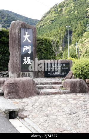 wakayama, japan, 2022/30/04 , Eingang der Kröte, die zur Kumano Nachi Taisha führt. Ist ein schintoistischer Schrein und Teil des von der UNESCO zum Weltheri benannten Stockfoto