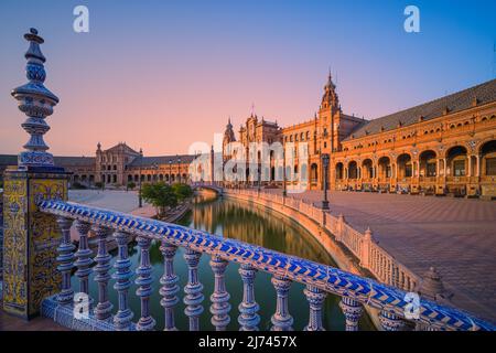 Ein Abend auf der Plaza de España, einem der berühmtesten Plätze Sevillas. Zu Ehren der Ibero-Amerikanischen Ausstellung von 1929 wurden mehrere Gebäude errichtet Stockfoto