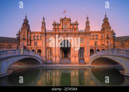 Ein Abend auf der Plaza de España, einem der berühmtesten Plätze Sevillas. Zu Ehren der Ibero-Amerikanischen Ausstellung von 1929 wurden mehrere Gebäude errichtet Stockfoto