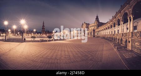 12000x6000 Pixel, ein breites Panoramabild von einem frühen Morgen auf der Plaza de España, einem der berühmtesten Plätze in Sevilla. Zu Ehren des Ibero-A Stockfoto