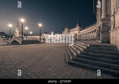 Ein Abend auf der Plaza de España, einem der berühmtesten Plätze Sevillas. Zu Ehren der Ibero-Amerikanischen Ausstellung von 1929 wurden mehrere Gebäude errichtet Stockfoto