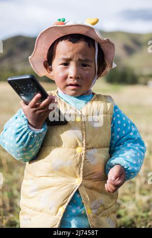 Porträt eines tibetischen Jungen im Bezirk Daocheng, China Stockfoto