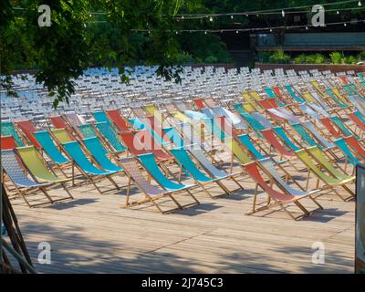 Reihen von Stühlen in einem Freilufttheater eines öffentlichen Parks Stockfoto