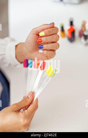 Stilvolle Frau mit Nagelmaniküre in Nail Art Studio Stockfoto