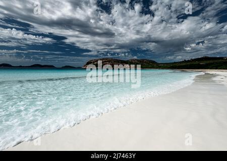 Wunderschönes Blau in der wunderschönen Lucky Bay, Teil des Cape Le Grand National Park. Stockfoto