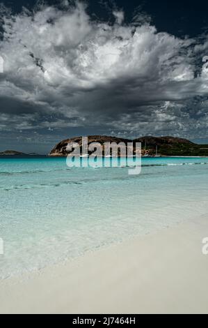 Wunderschönes Blau in der wunderschönen Lucky Bay, Teil des Cape Le Grand National Park. Stockfoto