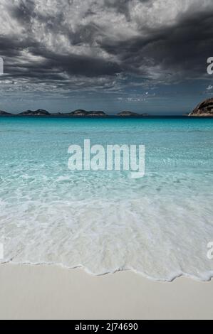 Wunderschönes Blau in der wunderschönen Lucky Bay, Teil des Cape Le Grand National Park. Stockfoto