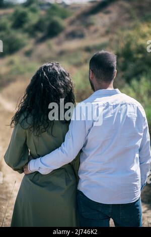 Rückansicht von Mann und Frau auf dem Land Stockfoto