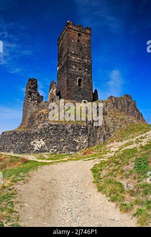 Hazmburk gotische Burg auf felsigen Berg, mit Kiesweg und blauen Himmel, in Ceske Stredohori, Tschechische republik. Stockfoto