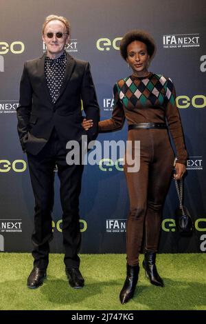 05. Mai 2022, Berlin: Sängerin Marius Müller-Westernhagen (l.) und Frau Lindiwe Suttle auf dem roten Teppich vor der Präsentation des neuen Elektroautos e.wave X von Next.e.GO Mobile SE, einem deutschen Hersteller von Elektrofahrzeugen, im Kraftwerk Berlin. Foto: Carsten Koall/dpa Stockfoto