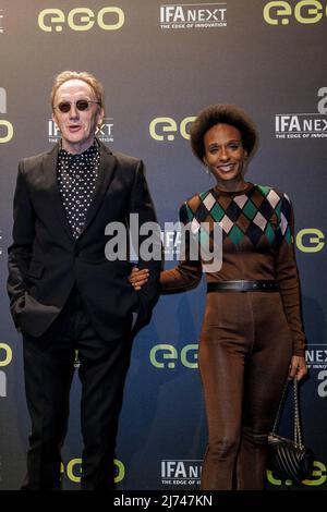 05. Mai 2022, Berlin: Sängerin Marius Müller-Westernhagen (l.) und Frau Lindiwe Suttle auf dem roten Teppich vor der Präsentation des neuen Elektroautos e.wave X von Next.e.GO Mobile SE, einem deutschen Hersteller von Elektrofahrzeugen, im Kraftwerk Berlin. Foto: Carsten Koall/dpa Stockfoto