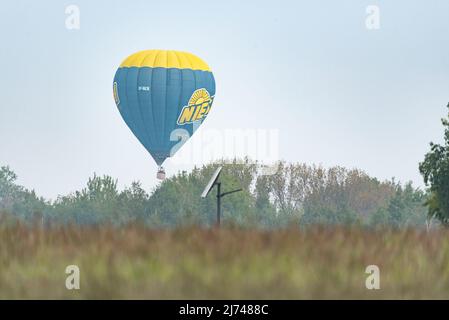 Warschau, Polen - 23. Mai 2020 - Heißluftballon schwebt über den Feldern von Masovia. Polen von einem Heißluftballon aus beobachten. Erholung und aktive lei Stockfoto