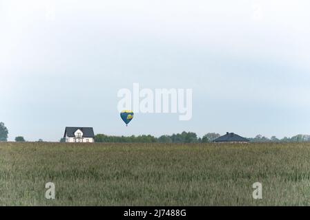 Warschau, Polen - 23. Mai 2020 - Heißluftballon schwebt über den Feldern von Masovia. Polen von einem Heißluftballon aus beobachten. Erholung und aktive lei Stockfoto