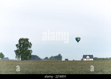 Warschau, Polen - 23. Mai 2020 - Heißluftballon schwebt über den Feldern von Masovia. Polen von einem Heißluftballon aus beobachten. Erholung und aktive lei Stockfoto