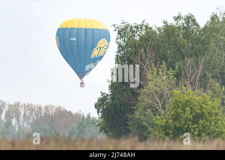 Warschau, Polen - 23. Mai 2020 - Heißluftballon schwebt über den Feldern von Masovia. Polen von einem Heißluftballon aus beobachten. Erholung und aktive lei Stockfoto