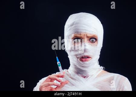 kaukasische Panik weibliche kosmetische Lifting-Verfahren in Studio rosa Hintergrund Stockfoto