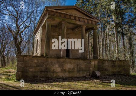 LAVES Kultur Pfad in Derneburg, dem Tempel. Als erstes Projekt des Landschaftsgartens baute der Architekt 1827 den dorischen Tempel Stockfoto
