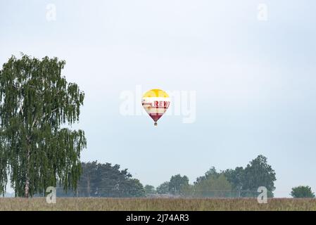 Warschau, Polen - 23. Mai 2020 - Heißluftballon schwebt über den Feldern von Masovia. Polen von einem Heißluftballon aus beobachten. Erholung und aktive lei Stockfoto