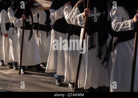 Mitglieder einer religiösen Bruderschaft während der Osterwoche in Spanien Stockfoto