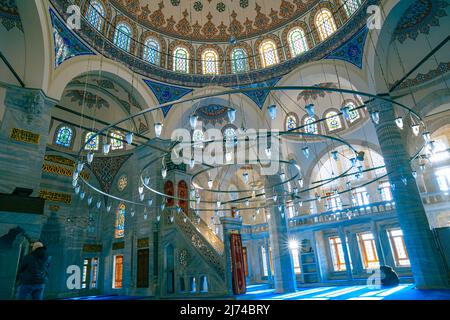 Islamisches Foto. Das Innere der Sokolu Mehmet Pasa Moschee und ein muslimisches Gebet. Ramadan oder islamisches Hintergrundbild. Istanbul Türkei - 1.14.2022 Stockfoto