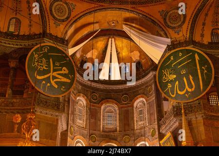 Hagia Sophia oder Ayasofya. Kalligraphien des Namens Allahs und des Propheten Mohammad oder Muhammed in Ayasofya. Islamischer Hintergrund. Istanbul Türkei - 3,27. Stockfoto