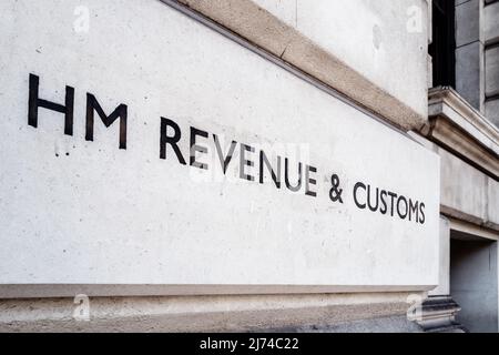 London, Großbritannien - 16. April 2022: Ikonisches Schild vor dem HM Revenue and Customs Building in Westminster. Dies ist das Zentrum der britischen Regierung im Parlament Stockfoto