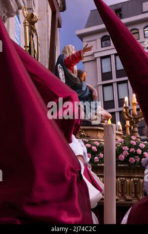 Mitglieder einer religiösen Bruderschaft während der Osterwoche in Spanien Stockfoto
