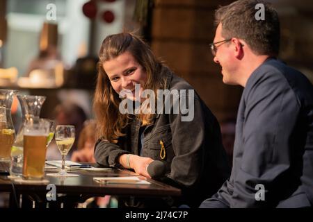 Luisa Neubauer von Fridays for Future und Lukas Koehler ( FDP ) bei der Diskussion „Wir haben noch die Wahl“ am 5. Mai 2022 im Cafe Luitpold in München. (Foto von Alexander Pohl/Sipa USA) Stockfoto