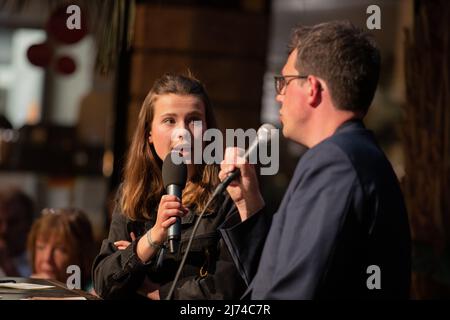 Luisa Neubauer von Fridays for Future und Lukas Koehler ( FDP ) bei der Diskussion „Wir haben noch die Wahl“ am 5. Mai 2022 im Cafe Luitpold in München. (Foto von Alexander Pohl/Sipa USA) Stockfoto