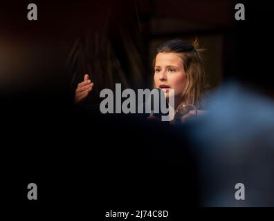 Luisa Neubauer von Fridays for Future bei der diskussion 'Wir haben noch die Wahl' am 5. Mai 2022 im Cafe Luitpold in München. (Foto von Alexander Pohl/Sipa USA) Stockfoto