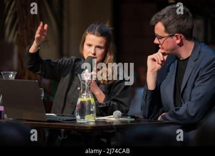 Luisa Neubauer von Fridays for Future und Lukas Koehler ( FDP ) bei der Diskussion „Wir haben noch die Wahl“ am 5. Mai 2022 im Cafe Luitpold in München. (Foto von Alexander Pohl/Sipa USA) Stockfoto