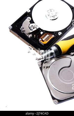 Öffnen Sie die Festplatte und den Schraubendreher isoliert auf weißem Hintergrund aus der Nähe. Computer-Festplatte HDD. Computerspeicher, vertikale Aufnahme. Stockfoto