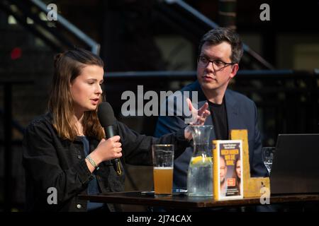 Luisa Neubauer von Fridays for Future und Lukas Koehler ( FDP ) bei der Diskussion „Wir haben noch die Wahl“ am 5. Mai 2022 im Cafe Luitpold in München. (Foto von Alexander Pohl/Sipa USA) Stockfoto