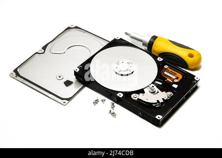 Öffnen Sie die Festplatte und den Schraubendreher isoliert auf weißem Hintergrund in Nahaufnahme. Festplatte des Computers, Festplatte, Computerspeicher. Stockfoto