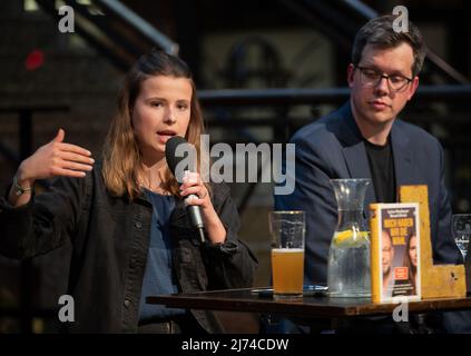 Luisa Neubauer von Fridays for Future und Lukas Koehler ( FDP ) bei der Diskussion „Wir haben noch die Wahl“ am 5. Mai 2022 im Cafe Luitpold in München. (Foto von Alexander Pohl/Sipa USA) Stockfoto