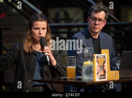 Luisa Neubauer von Fridays for Future und Lukas Koehler ( FDP ) bei der Diskussion „Wir haben noch die Wahl“ am 5. Mai 2022 im Cafe Luitpold in München. (Foto von Alexander Pohl/Sipa USA) Stockfoto