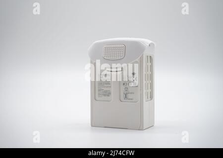 Bangkok, Thailand - 26. März 2022, das Batteriemodell für Phantom 4 Pro in Thailand auf weißem Hintergrund, ist es bereit für den Weiterverkauf auf dem Internet-Kanal. Stockfoto