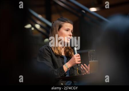 Luisa Neubauer von Fridays for Future bei der diskussion 'Wir haben noch die Wahl' am 5. Mai 2022 im Cafe Luitpold in München. (Foto von Alexander Pohl/Sipa USA) Stockfoto