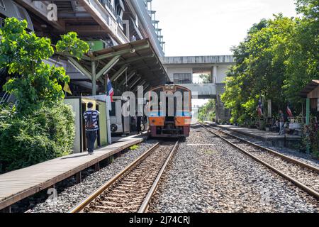 Bangkok, Thailand - 26. Sep 2020, The Environment of Ladkrabang Bahnhofsplattform mit den Einheimischen herum warteten sie auf Transpor Stockfoto