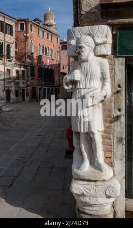 Italien Venedig Campo dei Mori -77 Skulptur des Sior Antonio Rioba 13JH mit der eisernen Nase diese nach Beschädigungen erst im 19 Jh angekommen Stockfoto