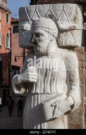 Italien Venedig Campo dei Mori -78 Skulptur des Sior Antonio Rioba 13 Jh mit der eiseren Nase diese nach Beschädigungen erst im 19 Jh angekommen Stockfoto