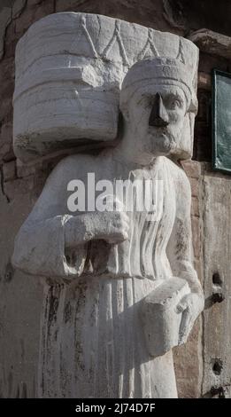 Italien Venedig Campo dei Mori -79 Skulptur des Sior Antonio Rioba 13 Jh mit der eiseren Nase diese nach Beschädigungen erst im 19 Jh angekommen Stockfoto