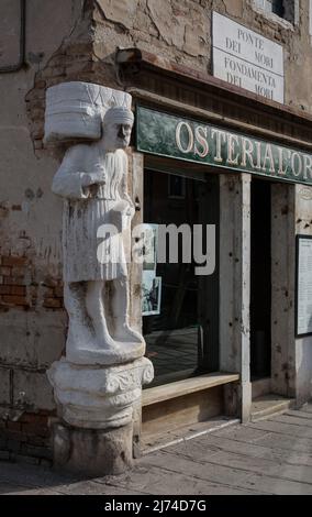 Italien Venedig Campo dei Mori -81 Skulptur des Sior Antonio Rioba 13 Jh mit der eiseren Nase diese nach Beschädigungen erst im 19 Jh angekommen Stockfoto