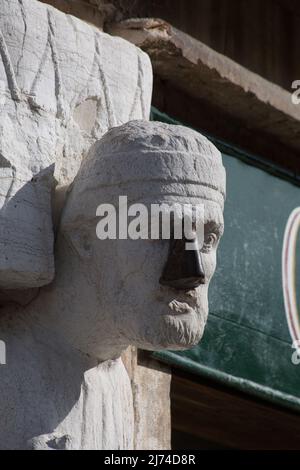 Italien Venedig Campo dei Mori -97 Skulptur des Sior Antonio Rioba 13 Jh mit der eiseren Nase diese nach Beschädigungen erst im 19 Jh angekommen Stockfoto